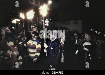 La procession de Torchlit aux célébrations du Hastings Bonfire, East Sussex, Angleterre, Royaume-Uni. Vers 1999 Banque D'Images