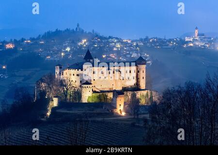 Le château médiéval de Presule et le village de Fiè allo Sciliar. Province de Bolzano, Trentin-Haut-Adige, Italie, Europe. Banque D'Images