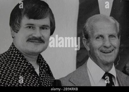 Deux hommes posant pour la caméra lors d'un événement formel dans les années 70 Banque D'Images