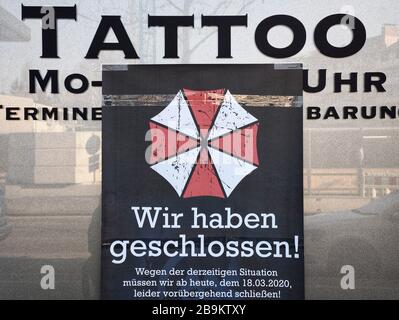 Munich, Bavière, Allemagne. 24 mars 2020. Un panneau fermé devant un studio de tatouage dans le quartier de Munich Pasing illustre certaines des mesures en place pour essayer d'aplatir la courbe. Les grands groupes seront passibles d'amendes en vertu de l'Infektionsschutzgesetz afin de endiguer la propagation du Covid-19 (SRAS COV 2) par le biais de lieux de réunion. Crédit: Sachelle Babbar/ZUMA Wire/Alay Live News Banque D'Images