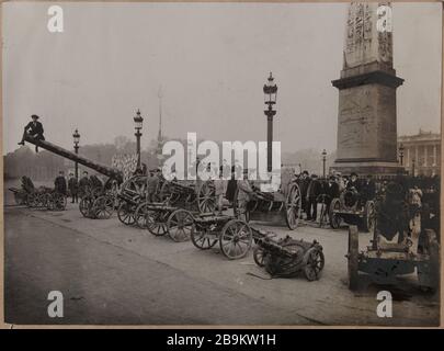 Des soldats et des civils se posant près des trophées allemands ont exposé la place de la Concorde, 8ème arrondissement, 20 octobre 1918. Journée de libération. Place de la Concorde, 20 octobre 1918 Guerre 1914-1918. Fête de la libération. Soldats et civills posants près des trophées allémids exposés place de la Concorde. Paris (VIIIème arr.), 20 octobre 1918. Photo de Godefroy Ménanteau. Paris, musée Carnavalet. Banque D'Images