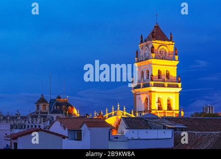 Paysage urbain de la ville de sucre avec la tour de la cathédrale métropolitaine de nuit, Bolivie. Banque D'Images