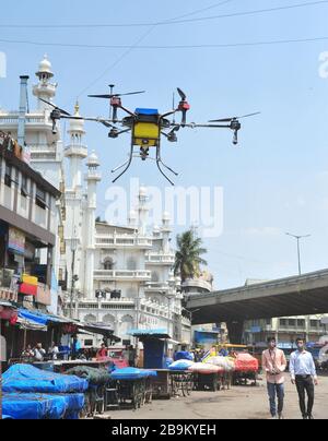 Bangalore, Inde. 24 mars 2020. Les travailleurs de la compagnie privée indienne volent un drone pour vaporiser du désinfectant à Bangalore, en Inde, le 24 mars 2020. Le nombre de cas confirmés de COVID-19 en Inde a atteint 519, a déclaré mardi soir le ministère fédéral de la santé de l'Inde. Crédit: Str/Xinhua/Alay Live News Banque D'Images