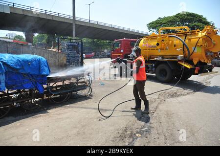 Bangalore, Inde. 24 mars 2020. Un pompier indien vaporise du désinfectant à Bangalore, en Inde, le 24 mars 2020. Le nombre de cas confirmés de COVID-19 en Inde a atteint 519, a déclaré mardi soir le ministère fédéral de la santé de l'Inde. Crédit: Str/Xinhua/Alay Live News Banque D'Images