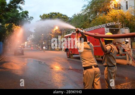 Bangalore, Inde. 24 mars 2020. Les pompiers indiens pulvérisent du désinfectant à Bangalore, en Inde, le 24 mars 2020. Le nombre de cas confirmés de COVID-19 en Inde a atteint 519, a déclaré mardi soir le ministère fédéral de la santé de l'Inde. Crédit: Str/Xinhua/Alay Live News Banque D'Images