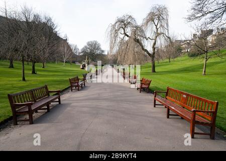 Édimbourg, Écosse, Royaume-Uni. 24 mars 2020. West Princes Street Gardens ouvert mais déserté. Tous les magasins et restaurants sont fermés avec très peu de personnes s'aventurant à l'extérieur après le maintien imposé par le gouvernement aujourd'hui. Iain Masterton/Alay Live News Banque D'Images