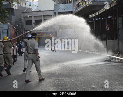 Bangalore, Inde. 24 mars 2020. Les pompiers indiens pulvérisent du désinfectant à Bangalore, en Inde, le 24 mars 2020. Le nombre de cas confirmés de COVID-19 en Inde a atteint 519, a déclaré mardi soir le ministère fédéral de la santé de l'Inde. Crédit: Str/Xinhua/Alay Live News Banque D'Images