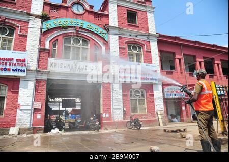 Bangalore, Inde. 24 mars 2020. Un pompier indien vaporise du désinfectant à Bangalore, en Inde, le 24 mars 2020. Le nombre de cas confirmés de COVID-19 en Inde a atteint 519, a déclaré mardi soir le ministère fédéral de la santé de l'Inde. Crédit: Str/Xinhua/Alay Live News Banque D'Images