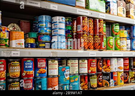 Etagères contenant des stocks de nourriture, de conserves et de paquets Banque D'Images