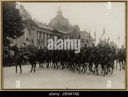 Défilé le 14 juillet 1916 : soldats à cheval devant le petit Palais, 8ème arrondissement, Paris Guerre 1914-1918. Défilé du 14 juillet 1916 : soldats à cheval devant le petit Palais. Paris (VIIIème arr.), 14 juillet 1916. Photo de Charles Lansiaux (1855-1939). Paris, musée Carnavalet. Banque D'Images