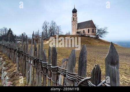 L''église Kristanzen est une église tyrolienne de San Costantino. Fiè allo Sciliar, province de Bolzano, Trentin-Haut-Adige, Italie, Europe. Banque D'Images