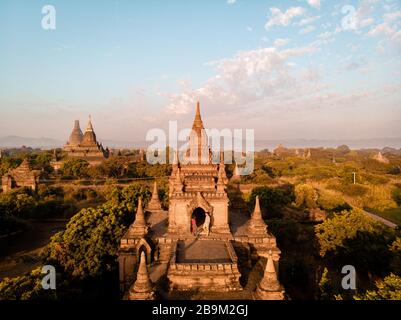 Myanmar, couple lever du soleil Bagan, hommes femme coucher du soleil Bagan .vieille ville de Bagan Myanmar, Pagan Birmanie Asie vieux ruines pagodes et temples