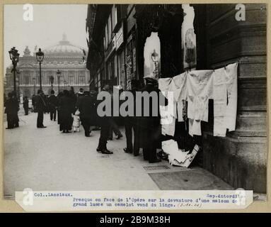 Presque en face de l'Opéra, sur le devant d'une grande maison, vous pouvez déguster une machine de vente de faucons. (3-10-14). Un faucons vend des vêtements sur le devant d'une maison de luxe, avenue de l'Opéra, 1ère et 2ème quartiers, Paris, 3 octobre 1914 Guerre 1914-1918. Un camelot fin du linge sur la devanture d'une maison de grand luxe, avenue de l'Opéra. Paris ( Ier et IIème arr.), 3 octobre 1914. Photo de Charles Lansiaux (1855-1939). Paris, musée Carnavalet. Banque D'Images