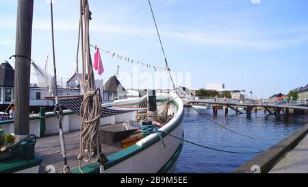 COPENHAGUE, DANEMARK - 05 JUILLET 2015 : magnifique pont piétonnier à vélo au-dessus du canal avec un navire Banque D'Images