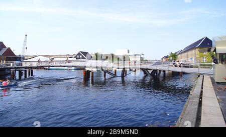 COPENHAGUE, DANEMARK - 05 JUILLET 2015 : magnifique pont piétonnier à vélo au-dessus du canal Banque D'Images