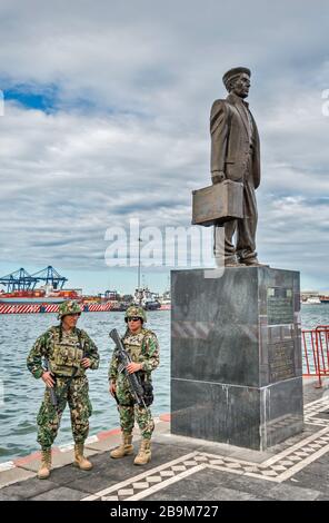 Soldats mexicains à la statue des immigrants espagnols, Paseo del Malecon à Veracruz, Mexique Banque D'Images