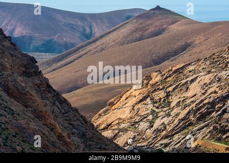 Ermitage de notre Dame de la Pena (Betancuria) dans la vallée et les montagnes à Vega de Rio Palmas Betancuria Fuerteventura îles Canaries Espagne Banque D'Images