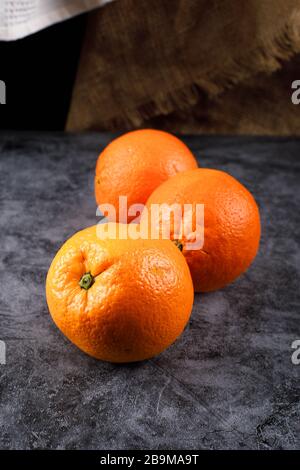 Trois oranges fraîches dans une rangée. Banque D'Images