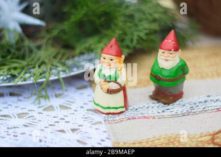 Deux figurines décoratives en céramique de gnomes verts se tiennent sur une table. Gros plan. Macro Banque D'Images