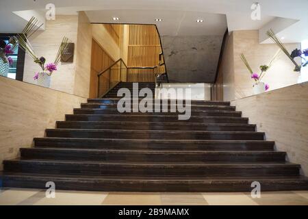 Chandigarh, Inde - Novembre 2019: Escalier luxueux avec marches en marbre et rambardes décoratives en fer et verre. Élégant quartier historique de Sta Banque D'Images