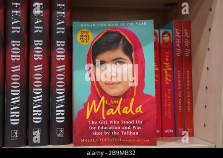 Dubai Emirats Arabes Unis décembre 2019 Livre de Malala Yousafzai militante pakistanaise pour l'éducation des femmes et le plus jeune prix Nobel de la boutique de livres. Banque D'Images