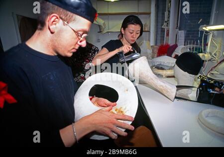 Collège royal des étudiants en art travaillant sur des projets - faire des chapeaux Banque D'Images