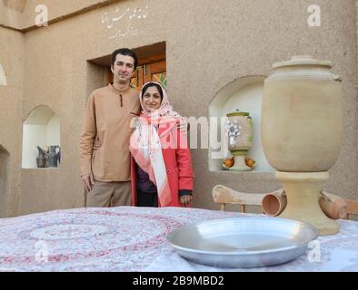Portrait d'un jeune couple iranien qui a dirigé une maison d'hôtes dans le village de Kavirabad , Varamin, province de Téhéran, Iran, Moyen-Orient Banque D'Images