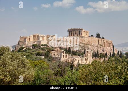 L'Acropole d'Athènes est une ancienne citadelle située sur un affleurement rocheux au-dessus de la ville qui contient les ruines de nombreux bâtiments anciens. Banque D'Images