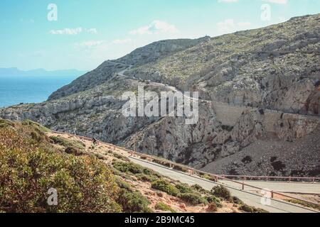 Route sinueuse à travers la Serra de Tramuntana, vue du Cap de Formentor à Majorque, Espagne Banque D'Images