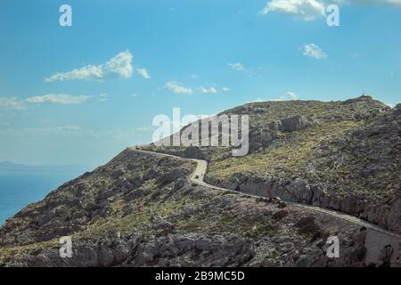 Route sinueuse à travers la Serra de Tramuntana, vue du Cap de Formentor à Majorque, Espagne Banque D'Images