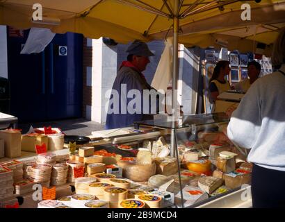 Voyager le marché français de Normandie Man Vendre du fromage à Sutton Surrey Angleterre Banque D'Images