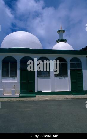 Couronne point Tobago Mosquée Al Tawbah entrées mâles et femelles Banque D'Images