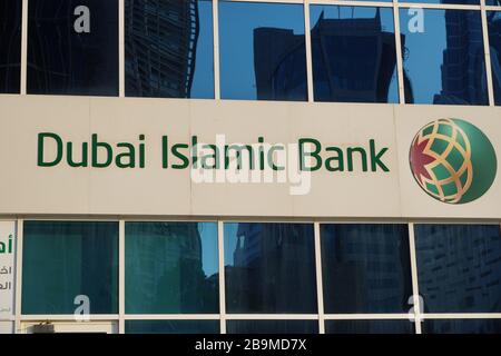 Dubai Emirats Arabes Unis décembre 2019 - Dubai Islamic Bank un grand bâtiment des banques du Moyen-Orient signe le logo sur un grand bâtiment le jour ensoleillé. Banque D'Images