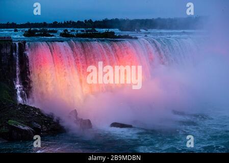 Lumière colorée sur les chutes du Niagara Banque D'Images