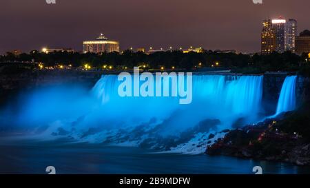 Lumière colorée sur les chutes du Niagara Banque D'Images