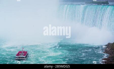 Bateau touristique naviguant dans le lac de Niagara Falls Banque D'Images