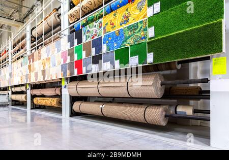 Samara, Russie - 1 octobre 2017: Vente de rouleaux de la   dans un magasin de matériel. Goûtez les tapis de différentes couleurs Banque D'Images