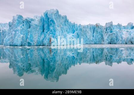 Monacobreen, glacier à Haakon VII Terre qui se dénoue dans Liefdejorden, Spitsbergen / Svalbard, Norvège