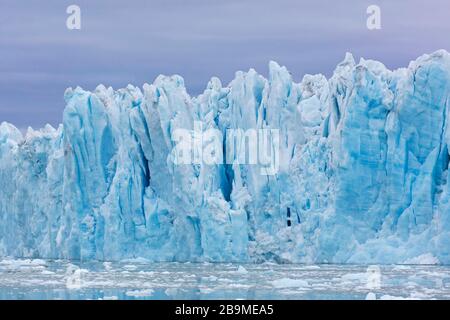 Monacobreen, glacier à Haakon VII Terre qui se dénoue dans Liefdejorden, Spitsbergen / Svalbard, Norvège