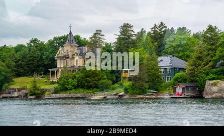 Bateau de croisière et stations balnéaires avec terrasse dans le lac Ontario Banque D'Images