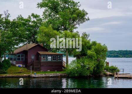 Bateau de croisière et stations balnéaires avec terrasse dans le lac Ontario Banque D'Images