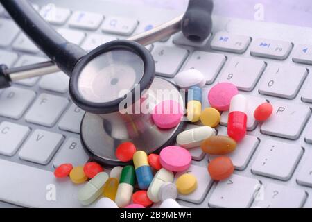 stéthoscope, pilule sur le clavier, gros plan Banque D'Images