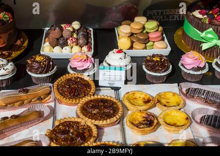 Vitrine de la pâtisserie Valerie Cafe avec gâteaux dans le centre-ville de Glasgow, en Écosse, au Royaume-Uni Banque D'Images