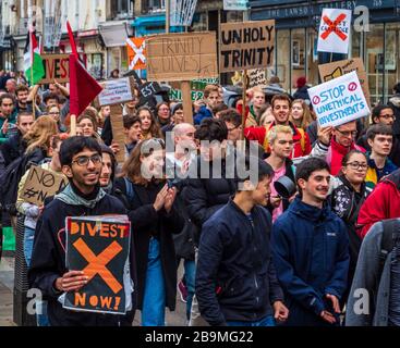 Les étudiants de l'Université de Cambridge défilent dans le centre de Cambridge en 2018, exigeant que l'Université délègue des investissements dans les entreprises d'armement et de combustibles fossiles Banque D'Images