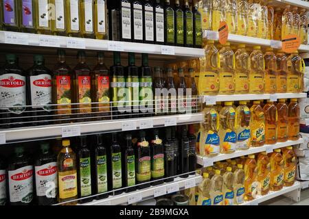 Bouteilles d'huiles de cuisson à vendre. Maïs, tournesol, huiles d'olive extra vierges. Rangées d'huile de cuisson saine de haute qualité. Variété de marque d'huile de cuisson sur Banque D'Images