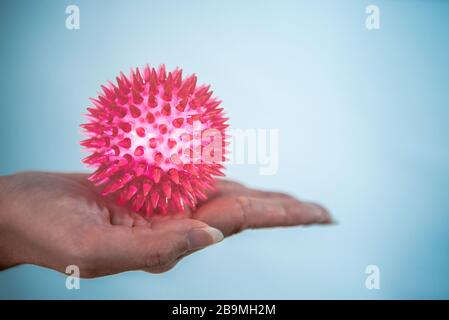 Mains de la femme asiatique avec le modèle de virus Corona. Fille tenant un Coronavirus. Molécule abstraite d'un virus de souche MERS-Cov. Soins médicaux et de santé conceps Banque D'Images