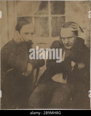 VICTOR HUGO ET AUGUSTUS VACQUERIE FACE À LA FENÊTRE DE LA TERRASSE MARINE EN SERRE Victor Hugo et Auguste Vacquerie devant le fenêtre de la serre de Marine Terrace. 1853. Photo de Charles Hugo (1826-1871). 1852-1855. Paris, Maison de Victor Hugo. Banque D'Images