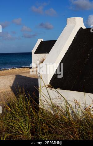 Huttes d'esclaves blanches historiques sur la côte de Bonaire, des îles ABC Antilles néerlandaises, mer de Carbbean Banque D'Images