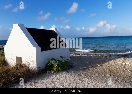 Huttes d'esclaves blanches historiques sur la côte de Bonaire, des îles ABC Antilles néerlandaises, mer de Carbbean Banque D'Images