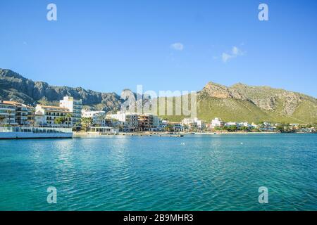 Port tranquille avec bateaux à Port de Pollenca, Majorque, Espagne Banque D'Images